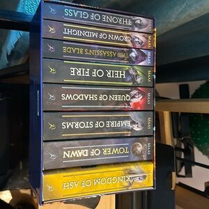 Throne of Glass discontinued cover art set. Comes with the poster and box!